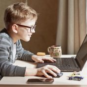 Filhos e o cuidado com a internet: 4 regras de ouro